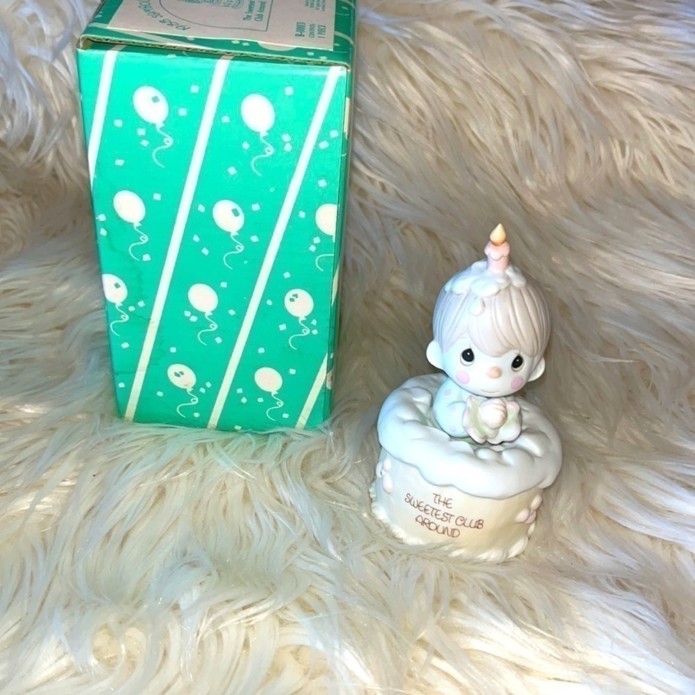 vintage Precious Moments figurine. 1988 Symbol of Friendship.